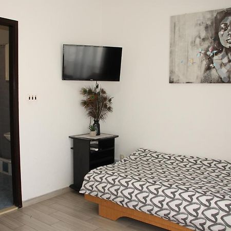 Motel "Tri Lovca" Книн Екстер'єр фото
