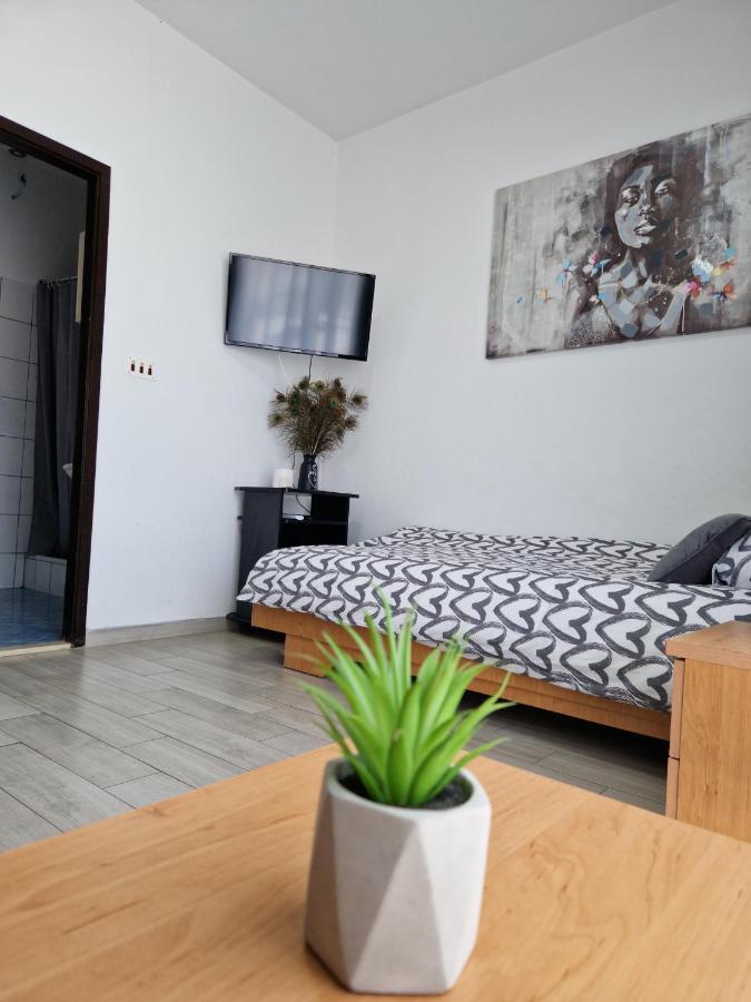 Motel "Tri Lovca" Книн Екстер'єр фото
