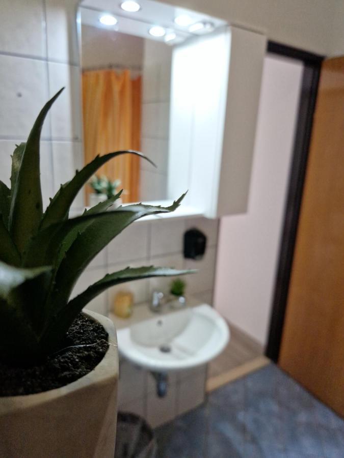 Motel "Tri Lovca" Книн Екстер'єр фото