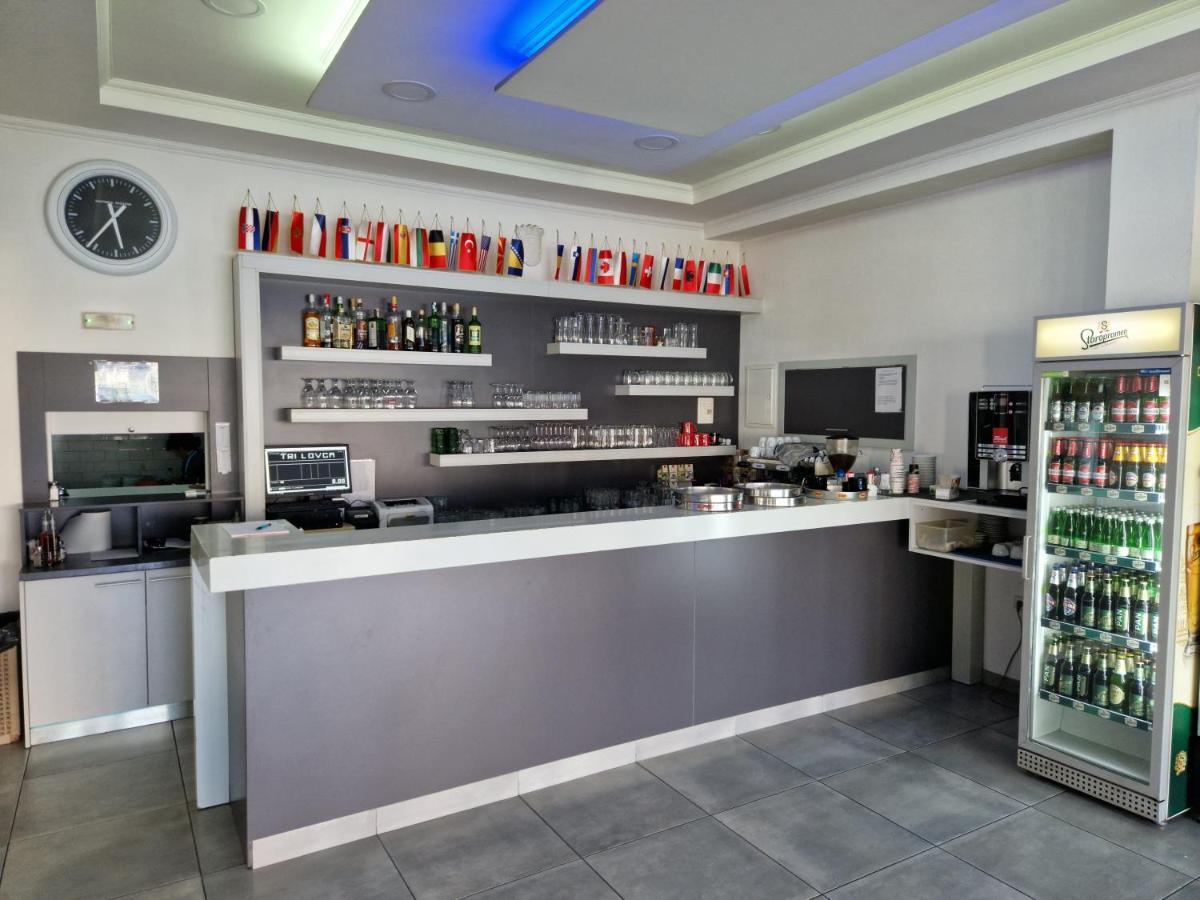 Motel "Tri Lovca" Книн Екстер'єр фото