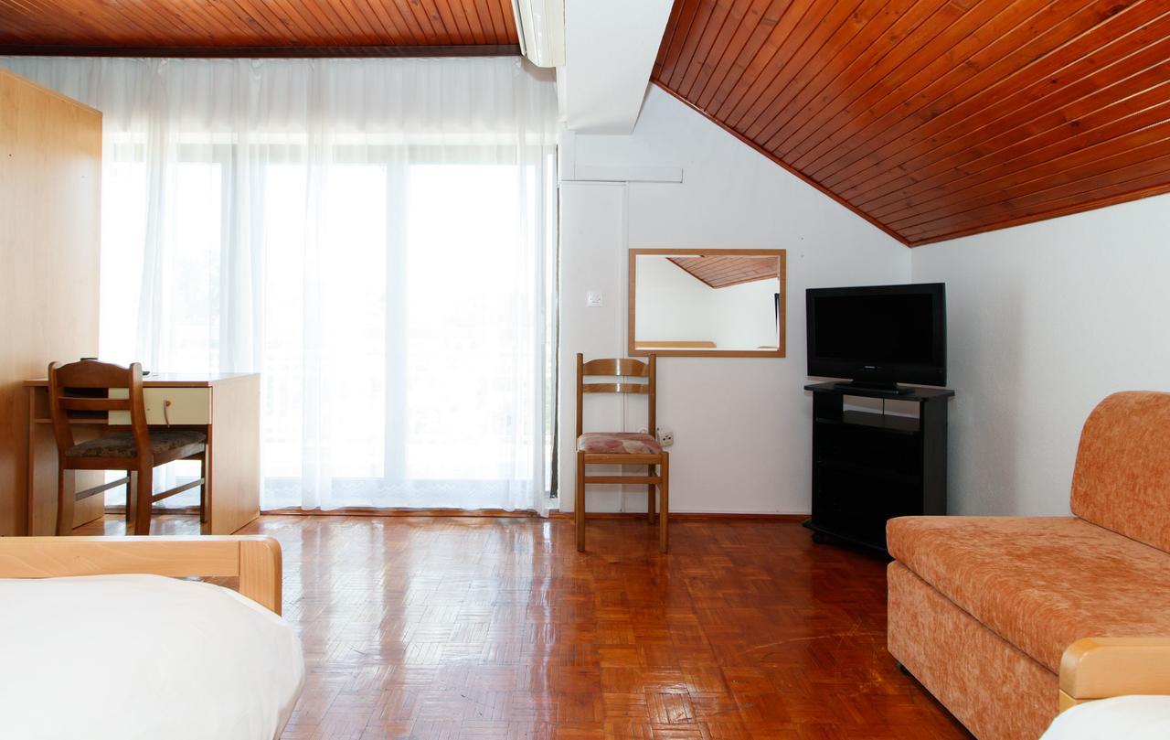 Motel "Tri Lovca" Книн Екстер'єр фото