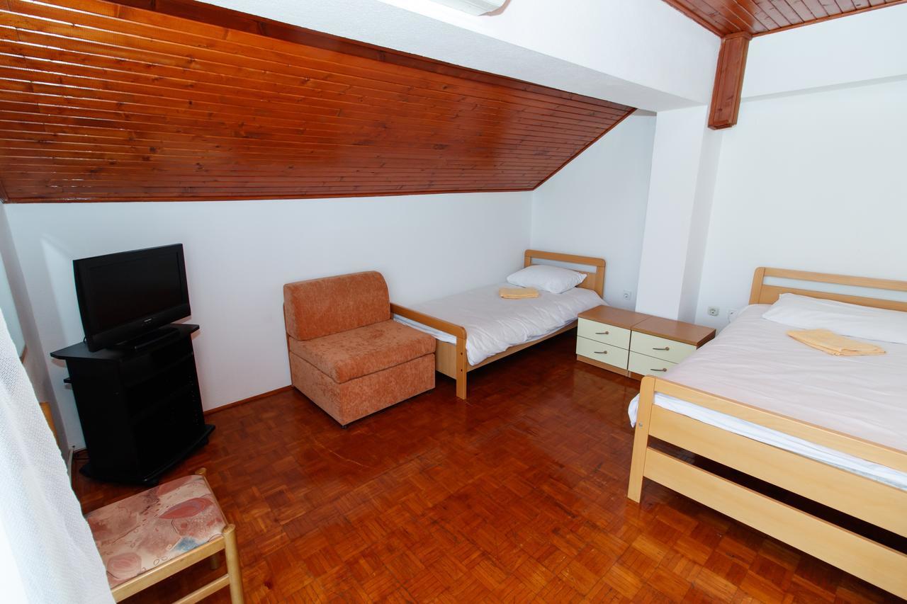 Motel "Tri Lovca" Книн Екстер'єр фото